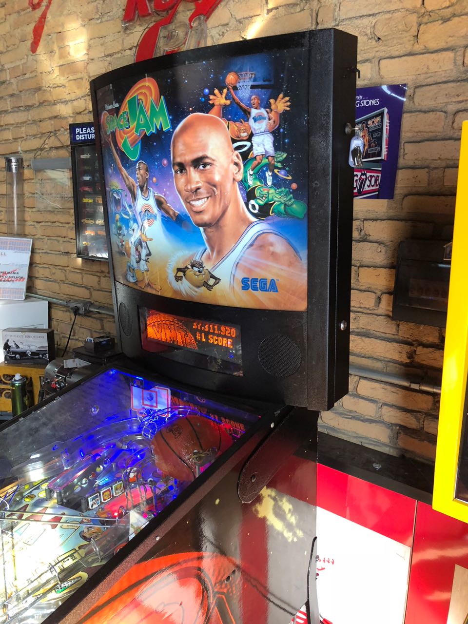 Uma máquina de pinball retrô